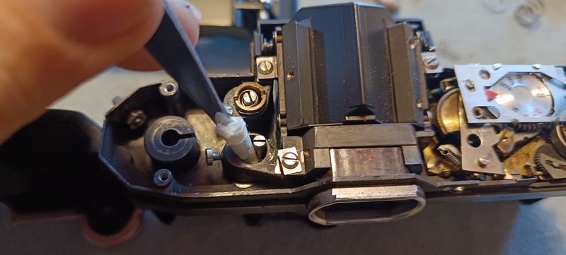 Cleaning of a shutter courtian spindle shaft